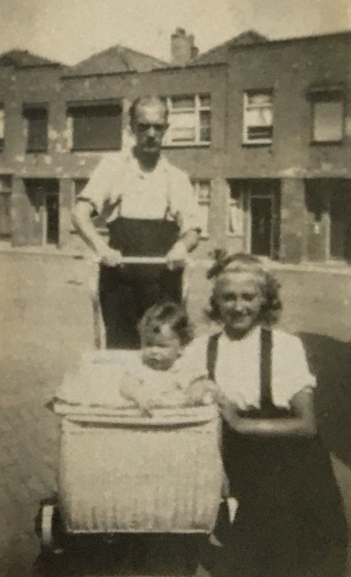 1947 Joop Jannie met Netty in de kinderwagen